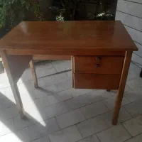 یک عدد میز تحریر چوبی