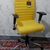 صندلی چرخ داره چرم