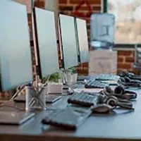 اجاره میز کافی نت همراه با کلیه تجهیزات|اجارهٔ مغازه و غرفه|شیراز, محراب|دیوار