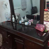 مبل و میز ناهار خوری و آرایشی و تلویزیون