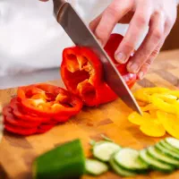 استخدام نیروی خانم برای آماده سازی رستوران