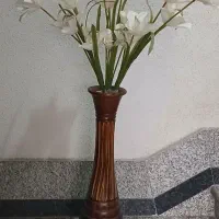 گلدا سفالی و گل مصنوعی