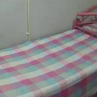 ۲ عدد تخت‌خواب و۳ عدد تشک یک نفره