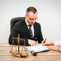 وکیل پایه یک دادگستری و مشاور ارشد قضائی
