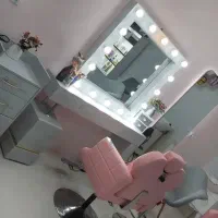 آینه چراغ دار  و کمد و صندلی میکاپ