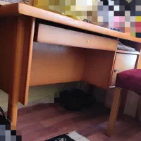 میز تحریر و کامپیوتر