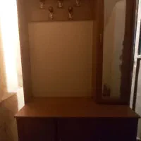 میز و صندلی چهار نفره و یه کمد جاکفشی