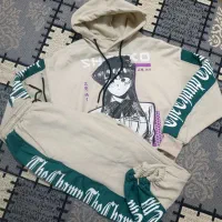 تعدادی لباس و هودی فری سایز به فروش میرسد