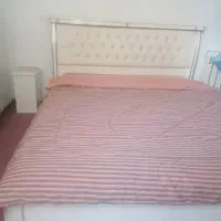 تخت خواب دو نفره باپاتختی و آیینه دراور و یک صندلی