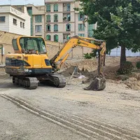 کارگر ساختمانی با ناهار