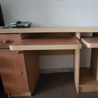 میز تحریر و کامپیوتر