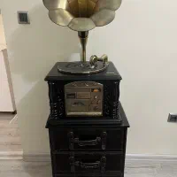 گرامافون و‌ میز چوب و چرمی