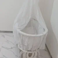 تخت و گهواره کنار مادر