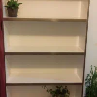 این قفسه 7 طبقه  و پایه دار است