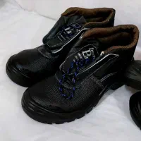 با سلام یک جفت کفش ایمنی نو نو