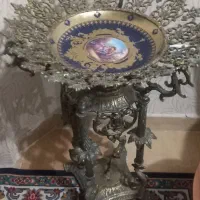 میوه خوری کنار سالنی