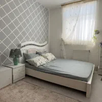 تخت خواب به همراه تشک و اینه قدی