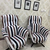 دو عدد مبل تکی با پایه چرخ دار بهمراه میزهای جلو