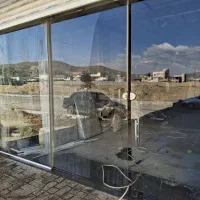 شیشه سکوریت در حد نو،۴۳۰×۲۶۰،سه تیکه+ریل و دستگیره