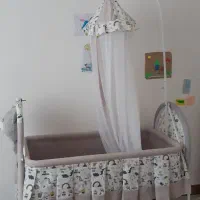 تخت کنار مادر