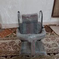 یک عددصندلی کودک طبی سالم
