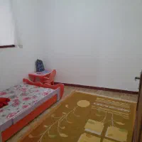 یک واحد ساختمان طبقه بالا فروشی..