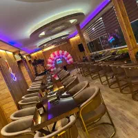 باریستا و کارگر ساده و سالنکار