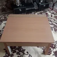 میز تحریر نشسته دانش آموزی در حد