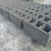کارگر ماهر برای تولید بلوک سیمانی