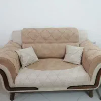 مبل راحتی، میز نهار خوری، نیز تلویزیون، صندلی راک