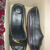 با سلام یک جفت صندل مشکی زنانه چرم