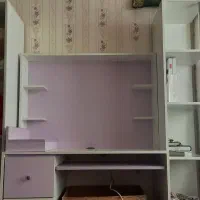 میز کامپیوتر با دکور و کتابخانه