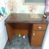 میز کامپیوتر چوبی رنگی فندقی یه شیشه دودی