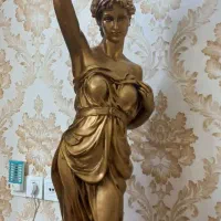 چراغ  مجسمه کنار سالنی ابنما