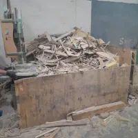جمع آوری هیزم و ضایعات چوب پشت اره فلکه
