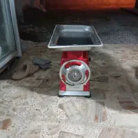 1عدد یخچال قصابی 1دستگاه چرخ گوشت