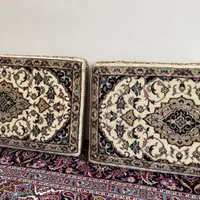 یک جفت پشتی رنگ کرم