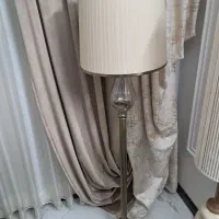 آباژور ایستاده کنار سالنی