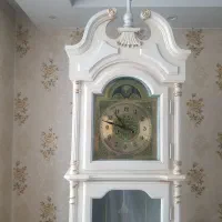 ساعت کنار سالنی