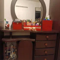 تخت یکنفره چوبی و میز اینه