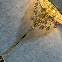 آباژور ایستاده کنارسالنی