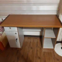 یکعدد میز مطالعه وکامپیوتر