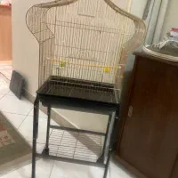 قفس دارای پایه چرخدار