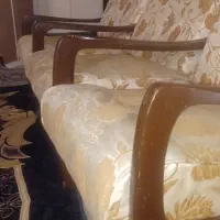 مبل ۷نفره و یک میز شیشه وسط و سه میز پذیرایی