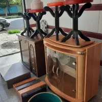 فروش ۲ میز چوبی و اقلام که در تصویر مشاهده میشود