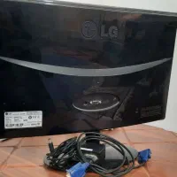یکدستگاه رایانه و مانیتور
