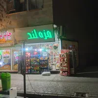 فروشنده خانم در سوپرمارکت محیط امن و محترمانه