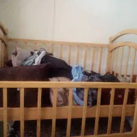 تخت خواب چوبی درب ریلی