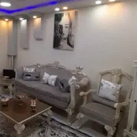 مبل نیم ست پنج نفره به همراه یک میز وسط و تخت