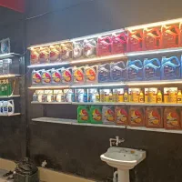 مغاز-تجاری-حاشیه-جاده-با-لوازم